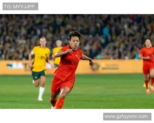 当足球明星邂逅绝世美女展开浪漫故事引发球迷热议与羡慕